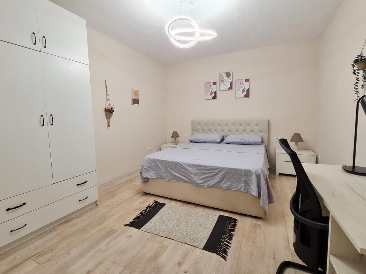 Downtown Boulevard Apartment With A Cute Balcony! Tirana Extérieur photo